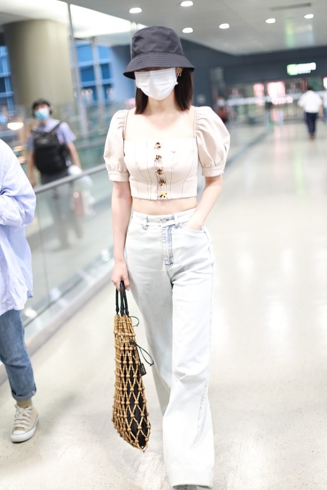 大表姐的时尚圈|李沁大胆又会穿,上衣“短一截”个性十足,这些风格很依赖身材