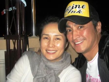 何家劲|61岁何家劲退圈后创业身家过亿，背后缘于与初恋无疾而终的爱情