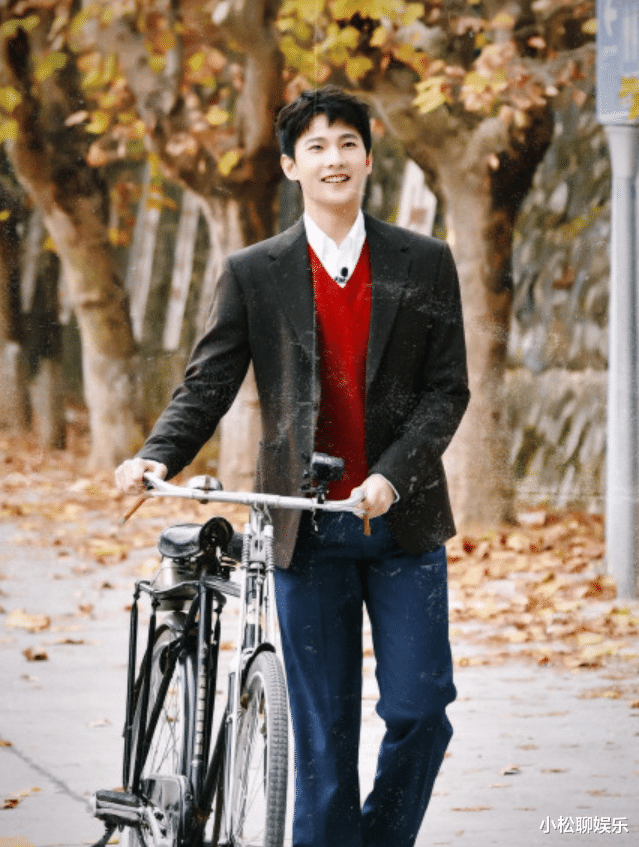 范丞丞|《青环》范丞丞路透曝光，红色赛车服亮眼，没睡醒是我本人了