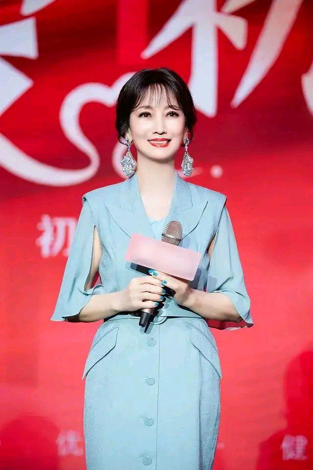 赵雅芝|被赵雅芝的空气八字刘海惊艳到了，时尚感不输年轻人，太显年轻了