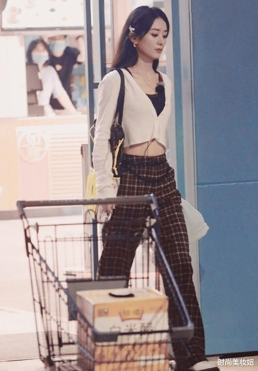 舒畅|赵丽颖果然是“富婆”，穿2万针织开衫上班，配贝雷帽像小姑娘