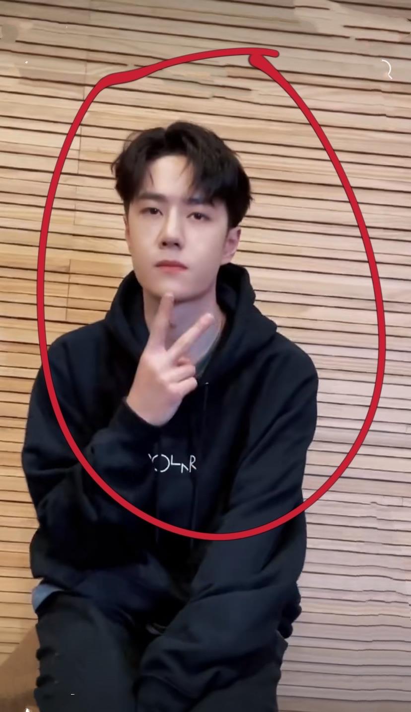 王一博|王一博是“变装”视频！库存太多忙清理，表情拽拽的像小孩