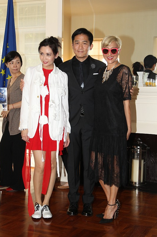 邱淑贞|邱淑贞真是没怎么变，即使年纪大了也有少女感，穿白衣配红裙真嫩