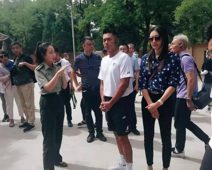 谢杏芳|林丹罕见携全家出游，4岁儿子身高抢镜，夫妻俩全程冷漠保持距离