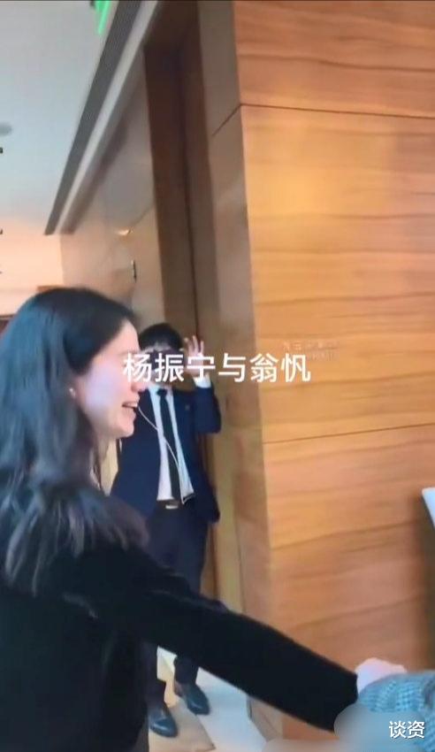 杨振宁|99岁杨振宁拄拐现身气色好，44岁娇妻清纯可人，亲密依偎太甜蜜