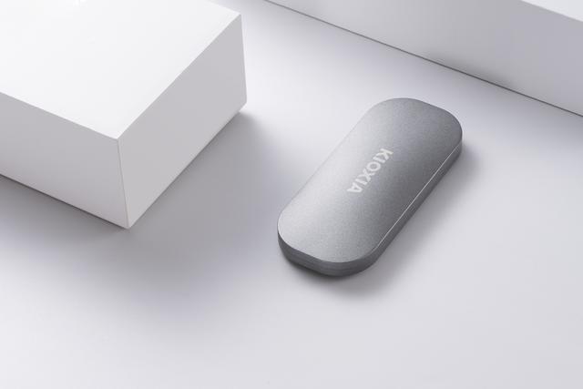 固态硬盘|轻盈随行；极速传输。铠侠PSSD固态硬盘图赏