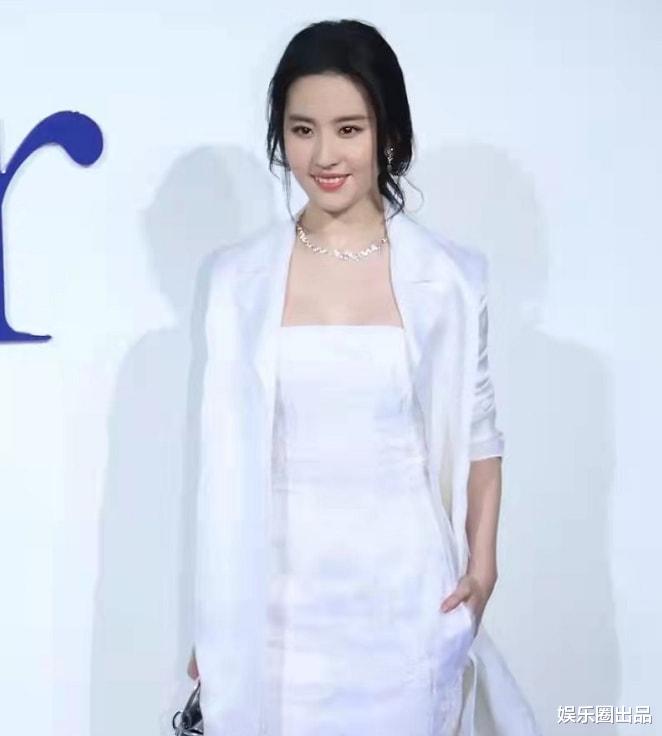 刘亦菲|刘亦菲的活动旧照火了，穿白色连衣裙配西装外套，巨星风采藏不住