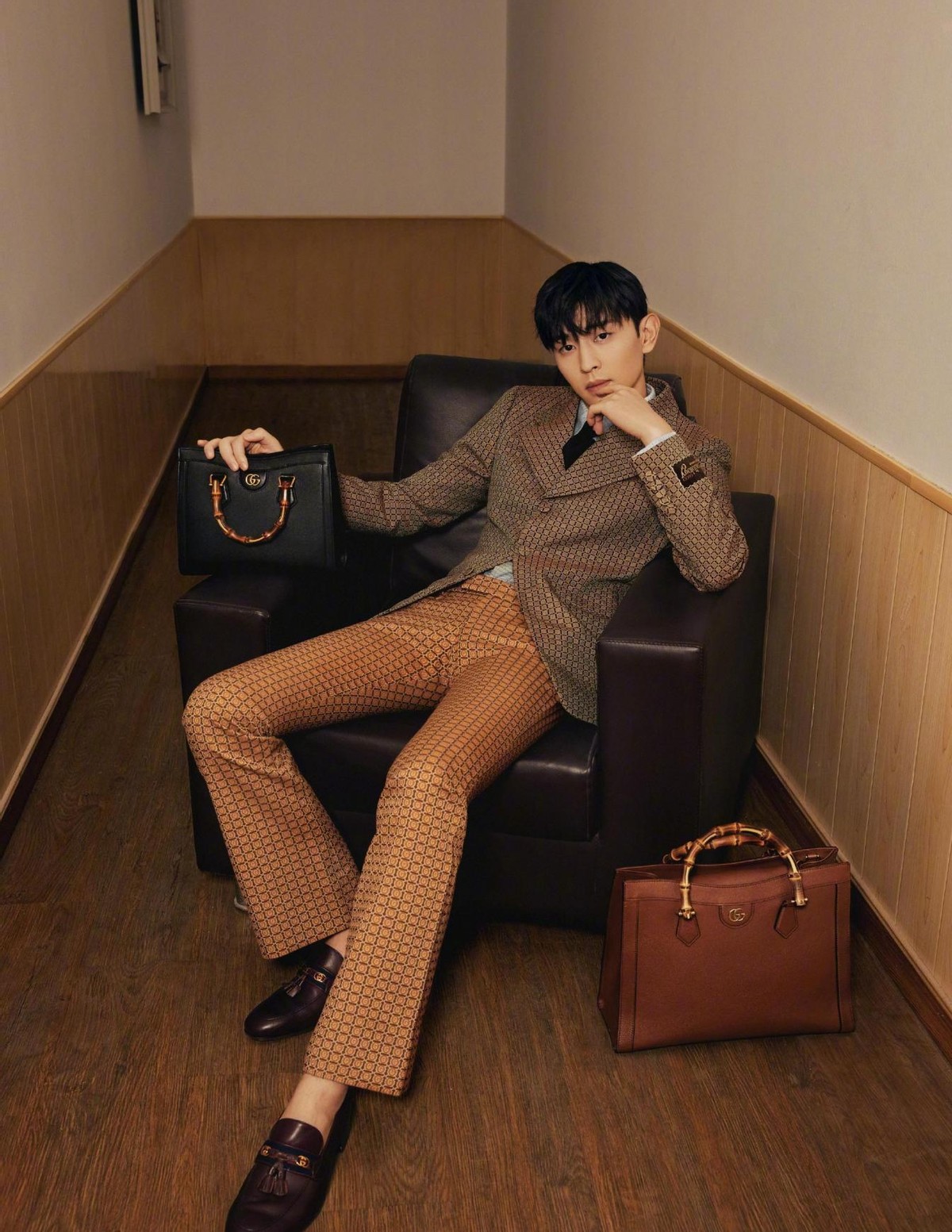 白小白的衣橱|邓伦真是天生的“衣架子”，穿上西装太有型了，满满的商务范儿