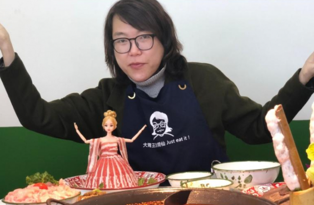 浪胃仙|网红“浪胃仙”自曝性别之谜，离婚10年独自带娃，穿女装也很无奈