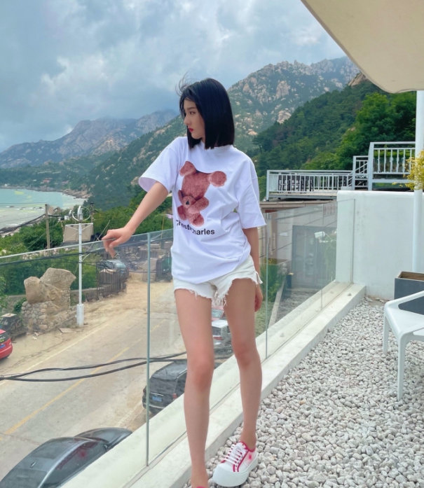 宋祖儿|宋祖儿穿吊带裙拍清凉大片，一双美腿太抢镜，网友：想看裙子背面