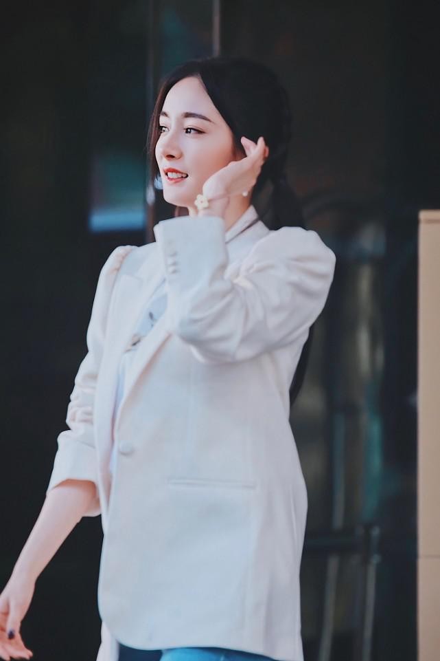 穿衣搭配|杨幂双马尾造型不要太减龄，少女感真的挡不住，让人羡慕