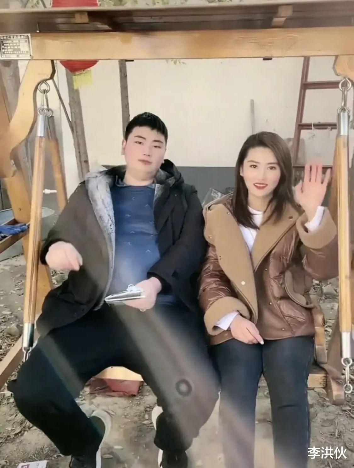 朱单伟|朱单伟成抢手货，离婚后立马相亲，被与亚男同名的女生拉横幅求婚