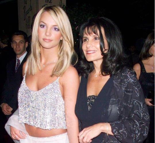 布兰妮·斯皮尔斯|「重获自由」小甜甜布兰妮受监管13年 自曝幕后操控者“不是爸爸”