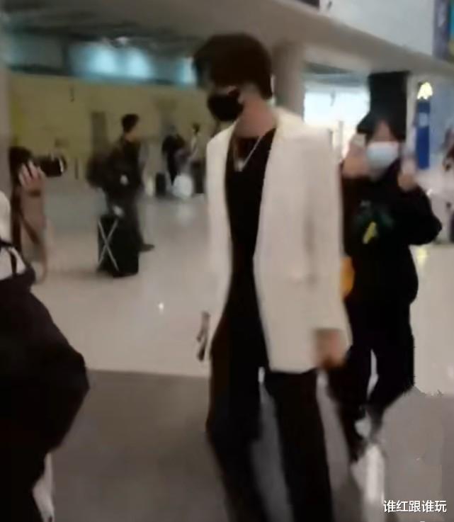 孙滢皓|当红男爱豆孙滢皓在机场被路人吐槽：大老爷们跟娘们似的！