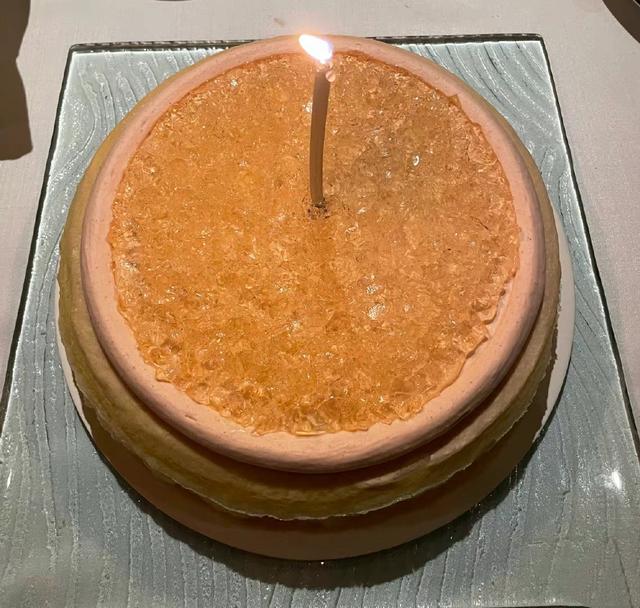 詹妮弗·安妮斯顿|43岁陈好深夜独自庆生，独饮红酒心情好，富商老公刘海峰未现身