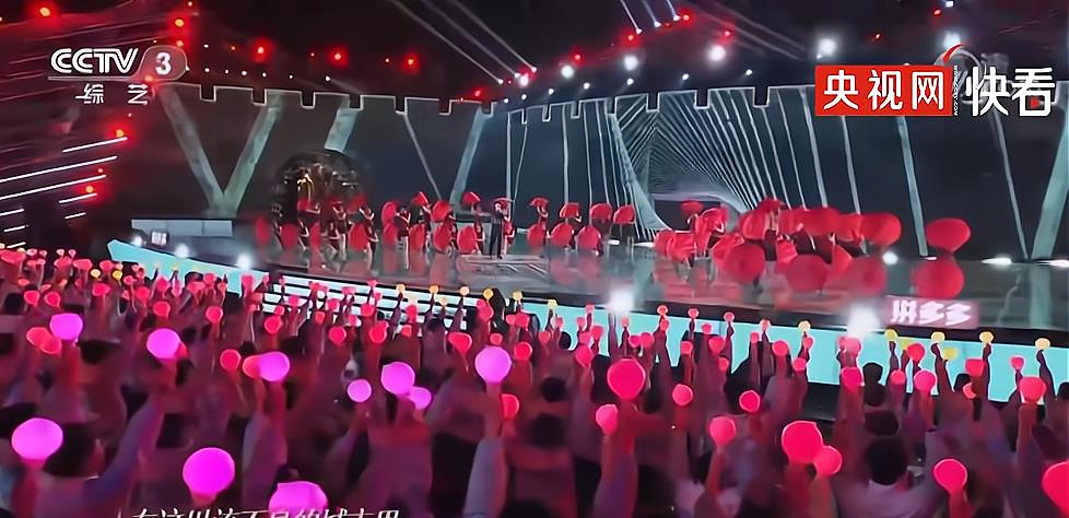 周深|《央视启航》跨年晚会，周深翻唱摇滚，点燃冬日激情，嗨爆全场！