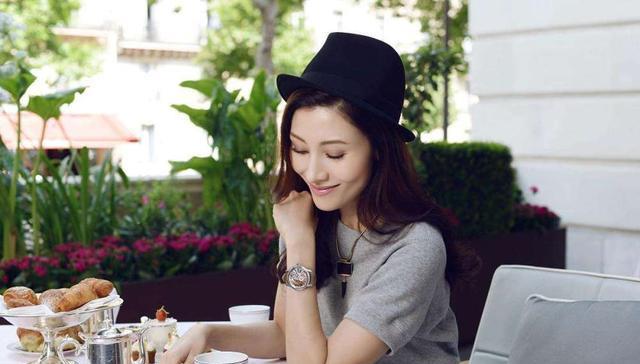 李嘉欣|李嘉欣穿透视裤和儿子出门，引人非议：露装癖对孩子影响有多大？