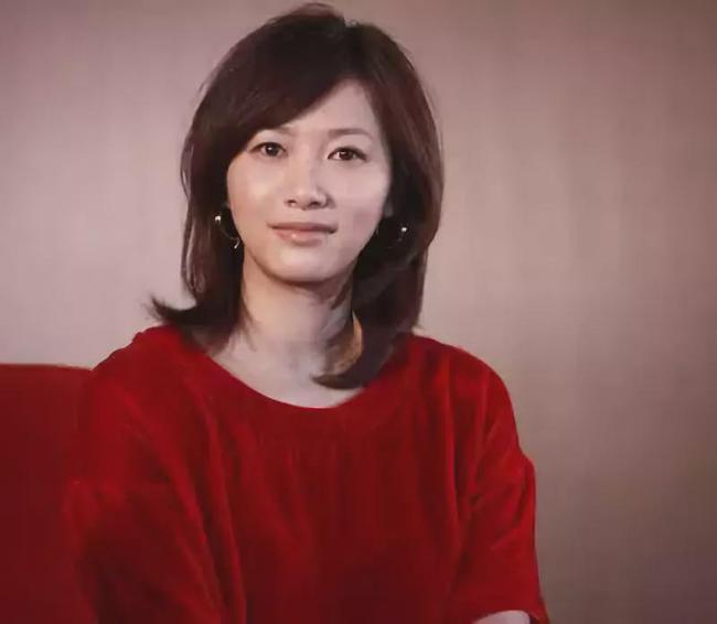 蜗牛研究僧 与成龙激吻全程被拍，情史复杂，但她是高端玩家！