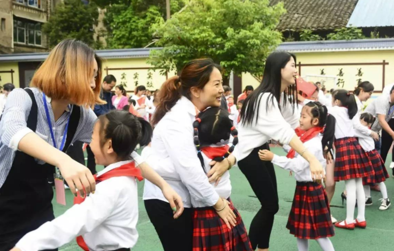 |学生没戴红领巾和校卡，老师以示惩戒不让学生上课，家长怒而反驳