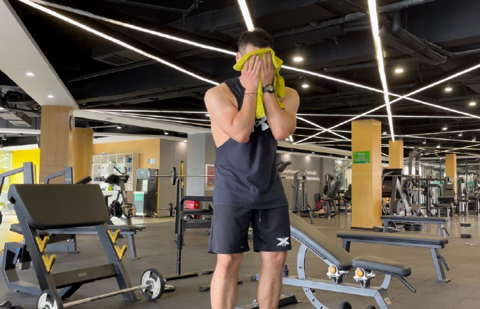 健身圈一哥|又壮又帅的肌肉小哥，练就霸气麒麟臂，荷尔蒙爆棚，男友力十足！