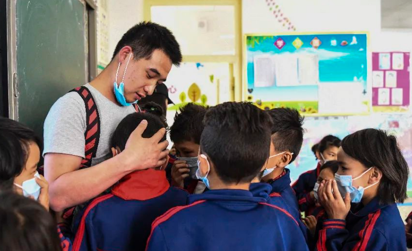 安妈育儿日|山区村民“含泪恳求”,大学生别来支教了,孩子们实在折腾不起