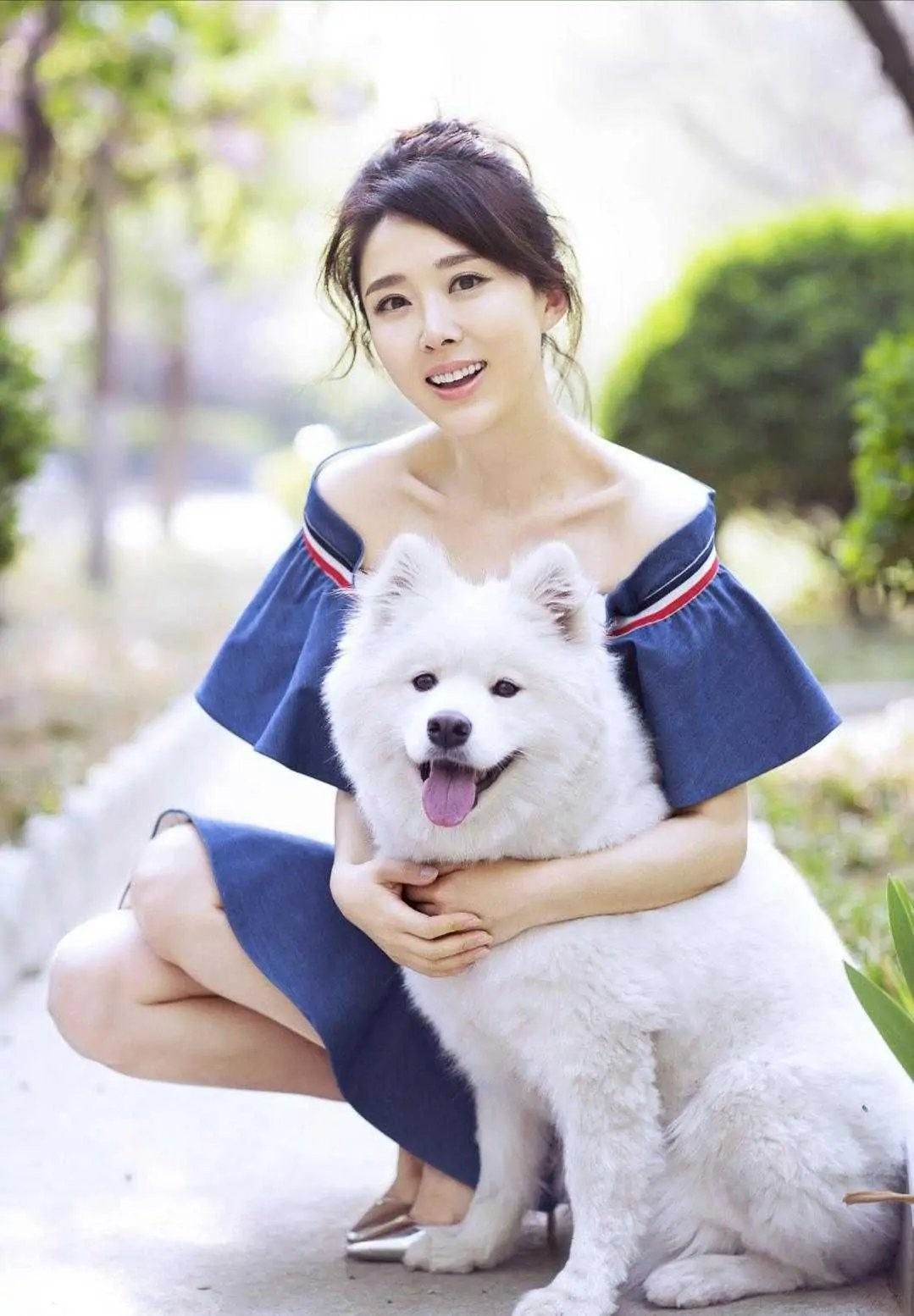 连衣裙 颜丹晨不愧是大众封的最美嫦娥，连遛狗穿的连衣裙，也减龄时髦