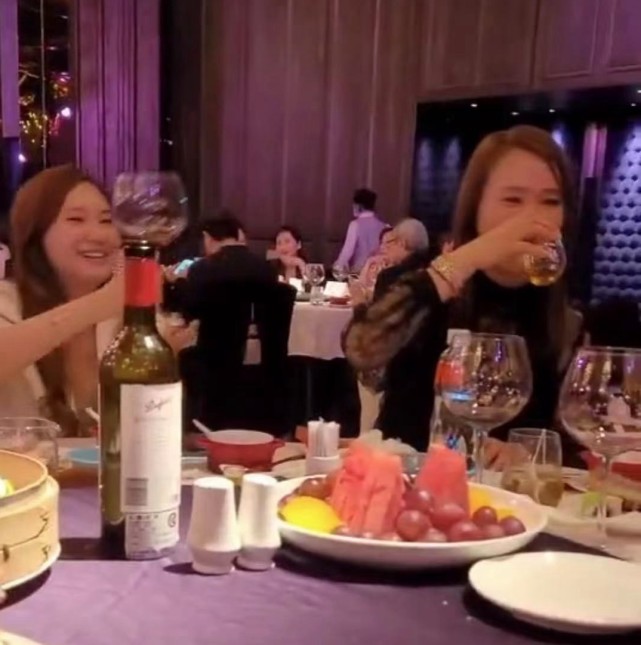 霍建华|霍建华为岳母寿宴撑场，遇豪门千金紧贴身体合影，面露尴尬浑身抗拒