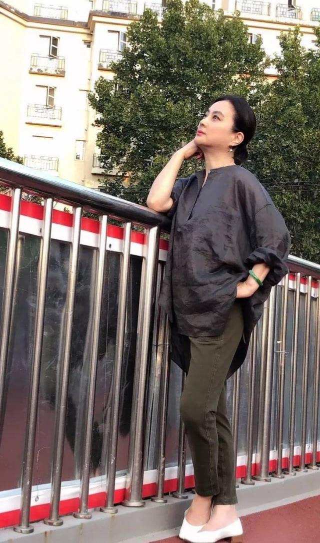 冻龄 李玲玉才不服老,穿背带裤扎马尾不像57岁,脸蛋还是当年美人模样