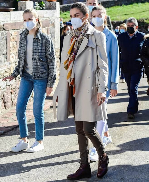 全球时尚风行 西班牙莱后母女三人首穿秋冬装!二公主蓝大衣太美,大公主显老气