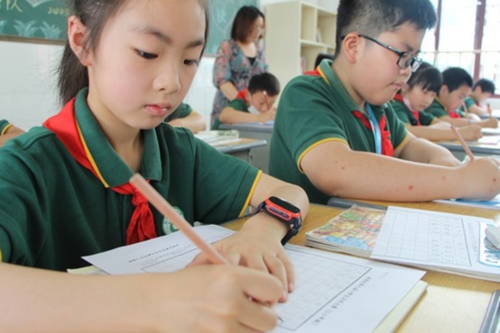 董卿|“董卿体”字迹走红，飘逸洒脱力量感十足，学生喜欢老师却不待见