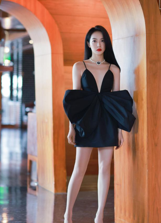 宋茜|宋茜为证明肩不粗，穿紧身挂脖露脐装出镜，秀出“直角肩”太迷了