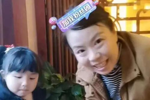 越过沙丘|奇奇和悦悦在直播间表演节目助力田静，网友：孩子这么小，合适吗