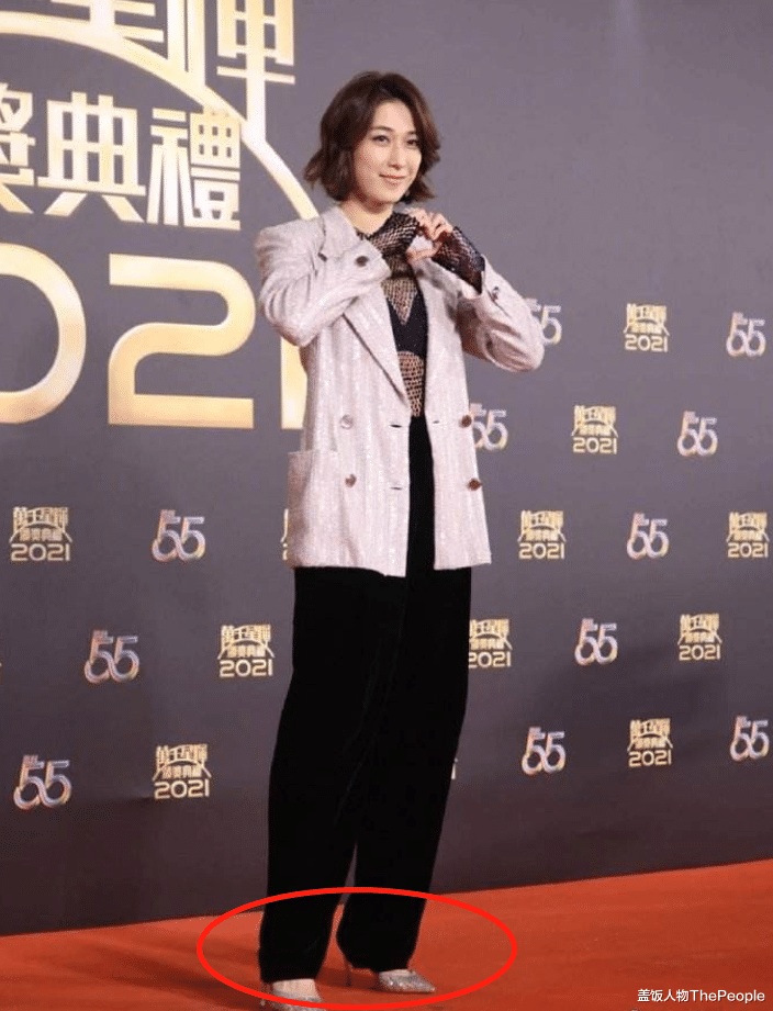 TVB|TVB红毯变影楼风？钟嘉欣混搭辣眼，滕丽名裹貂，马国明撞款服务员