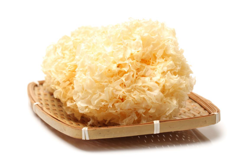 旗峰四季养生|秋冬交替时,阴虚之人可常喝银耳雪梨瘦肉汤