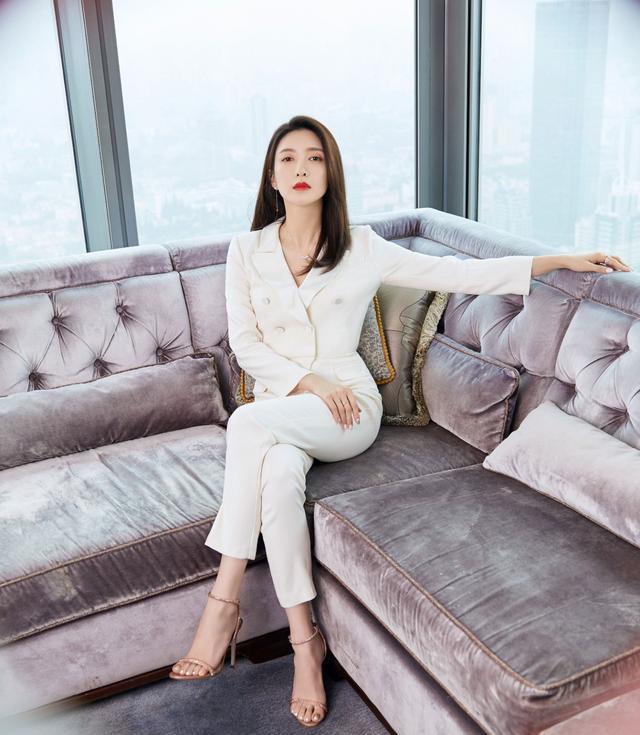 赘婿|相差三岁,佟丽娅撞衫江疏影,差距一目了然