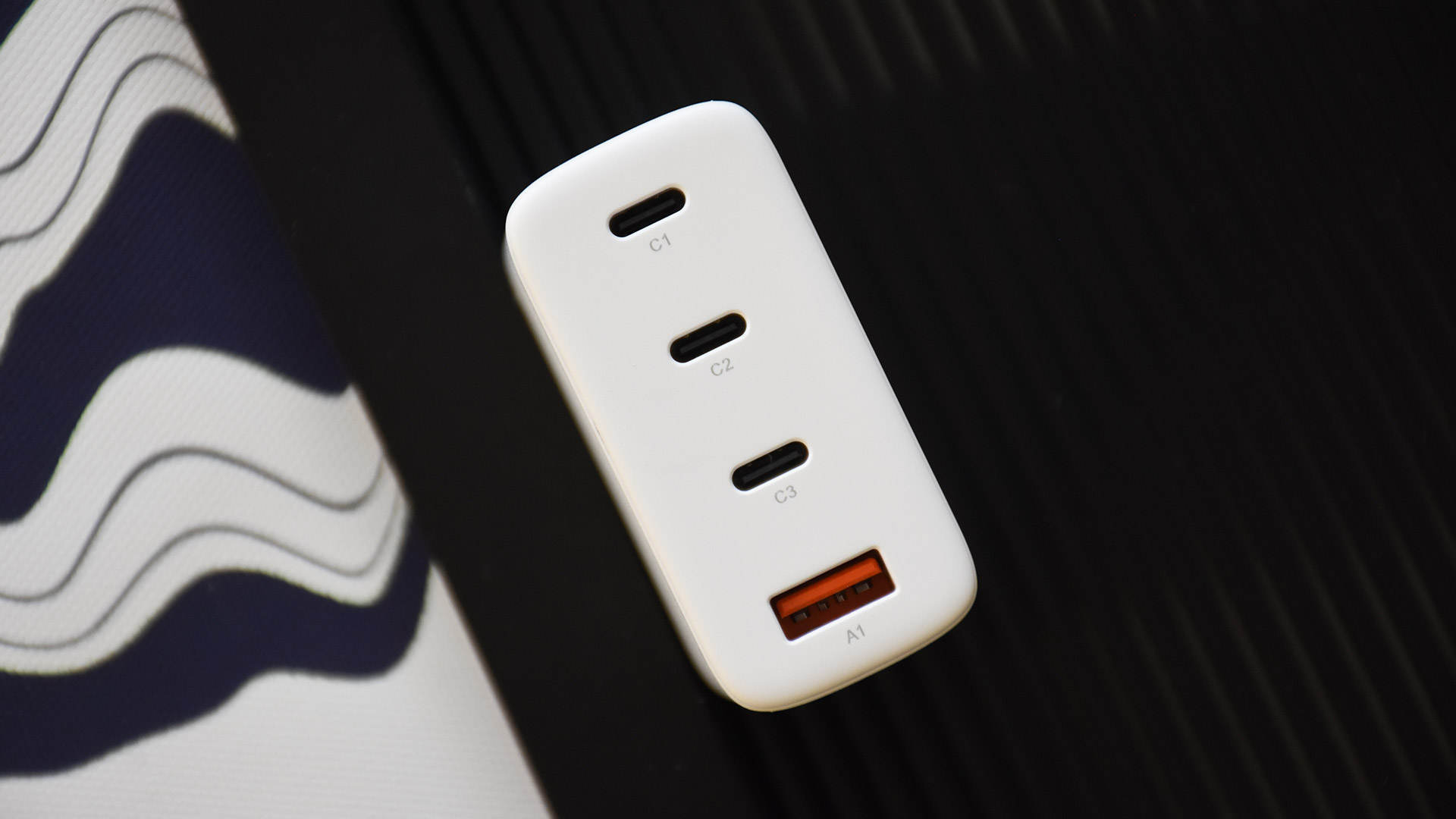 海信|奧?？?00W氮化鎵四口充電器：多口齊充 極速回血