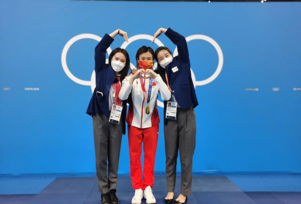 方脸妹说时尚|郭晶晶奥运追星成功!穿评委工作服忙合影摆爱心,跳水女王变迷妹