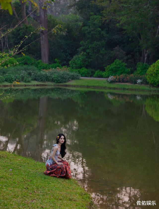 赵丽颖|赵丽颖七夕晒热带风情大片，性感窈窕有女人味，回眸灿笑超迷人