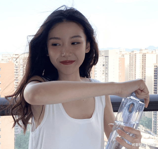 赵本山|孙一宁明明哪也没露，却让人浮想联翩！难怪王思聪放下身段追四年