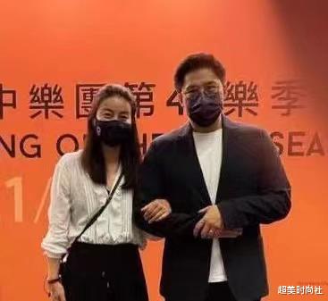 超美时尚社|郭晶晶现身音乐会，穿白衬衫优雅知性，一条黑裙子反复穿太节俭