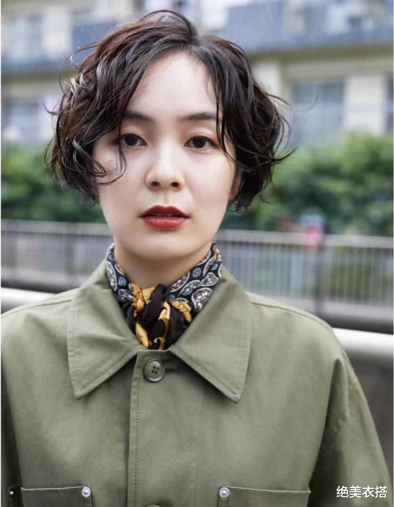 衬衫 为什么中年女人“烫发”显老气?3留、3不留的造型精髓,鲜为人知