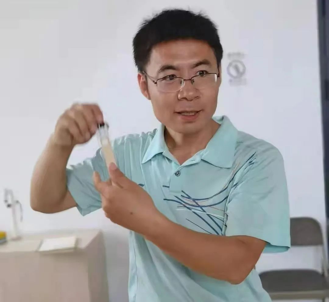 显微镜 用纸杯做留声机?玻璃珠做显微镜?这位清华博士后爸爸说:科学并不神秘