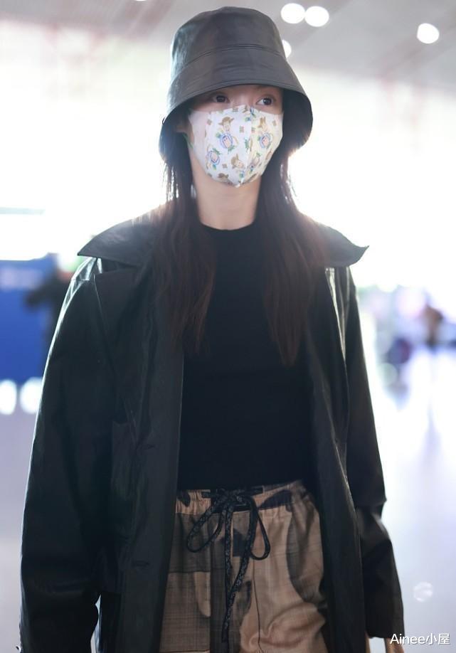 Ainee小屋 金晨把夹克穿出了高级感，配印花裤显得率性又时尚，藏不住精致感