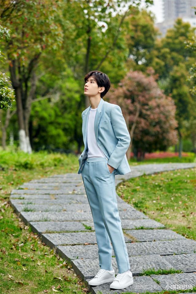 小喵聊时尚|男人不管30还是40，少穿黑白灰！多穿这3种“颜色”，非常显气质