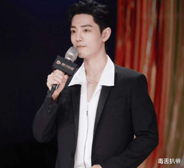 肖战|拾光盛典众星齐聚：杨幂造型加分，热巴美貌封神，肖战压轴出场！