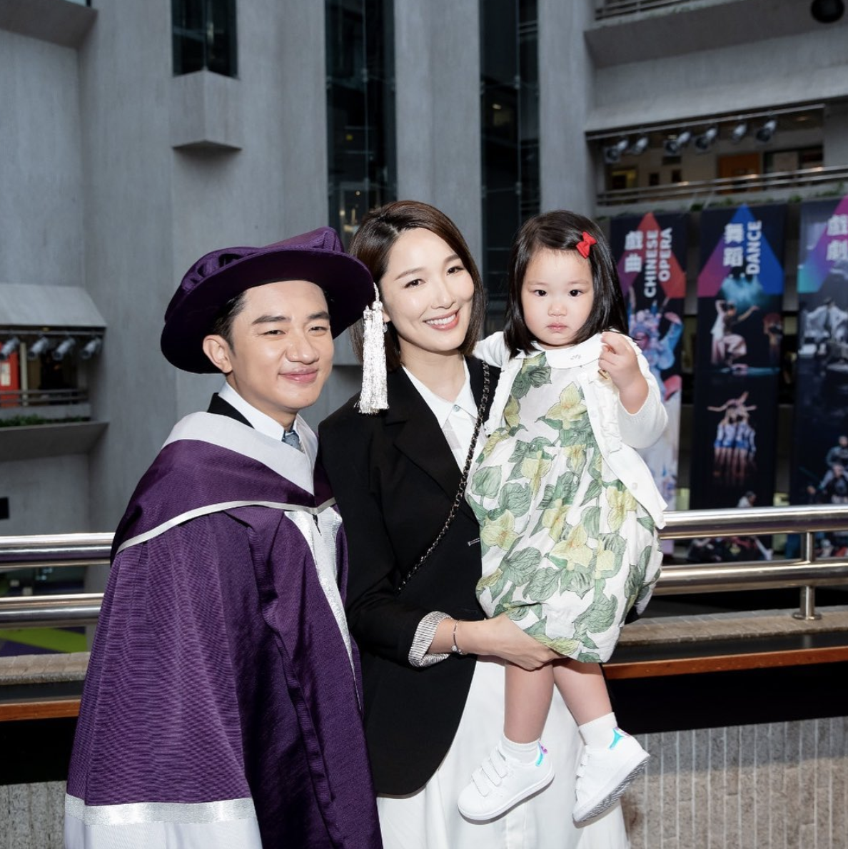 王祖蓝|李亚男晒迪士尼度假照，王祖蓝将女儿扛在肩膀上，爸爸力max