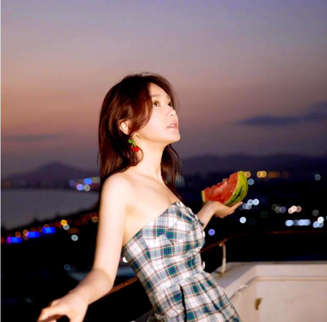 秦岚|秦岚天台大片曝光，格子抹胸连体裤，42岁还像一位美少女一样
