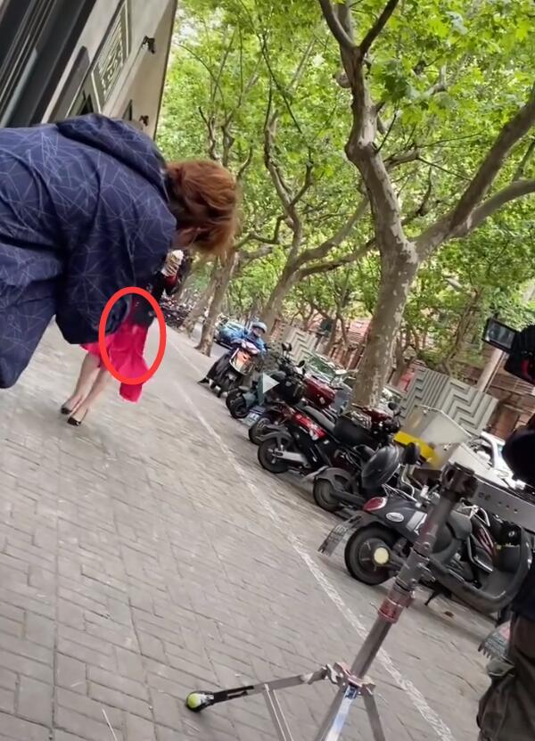 杨幂|杨幂坐玛莎拉蒂拍戏，雪糕一口不吃，化一块掉落满脸嫌弃丢给助理