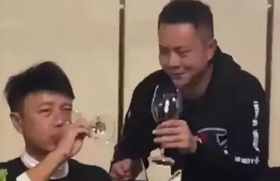 李克勤|54岁李克勤被内地富商灌酒，他一饮而尽不敢拒绝，只因生活所迫！