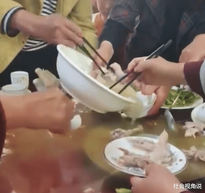 社会视角说 山东一酒席上宾客抢菜，桌面狼藉汤水横流，孩子争不过大人